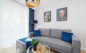 Klimatyzowane Apartamenty w Centrum Krakowa z Parkingiem i Biurkiem by Renters Prestige